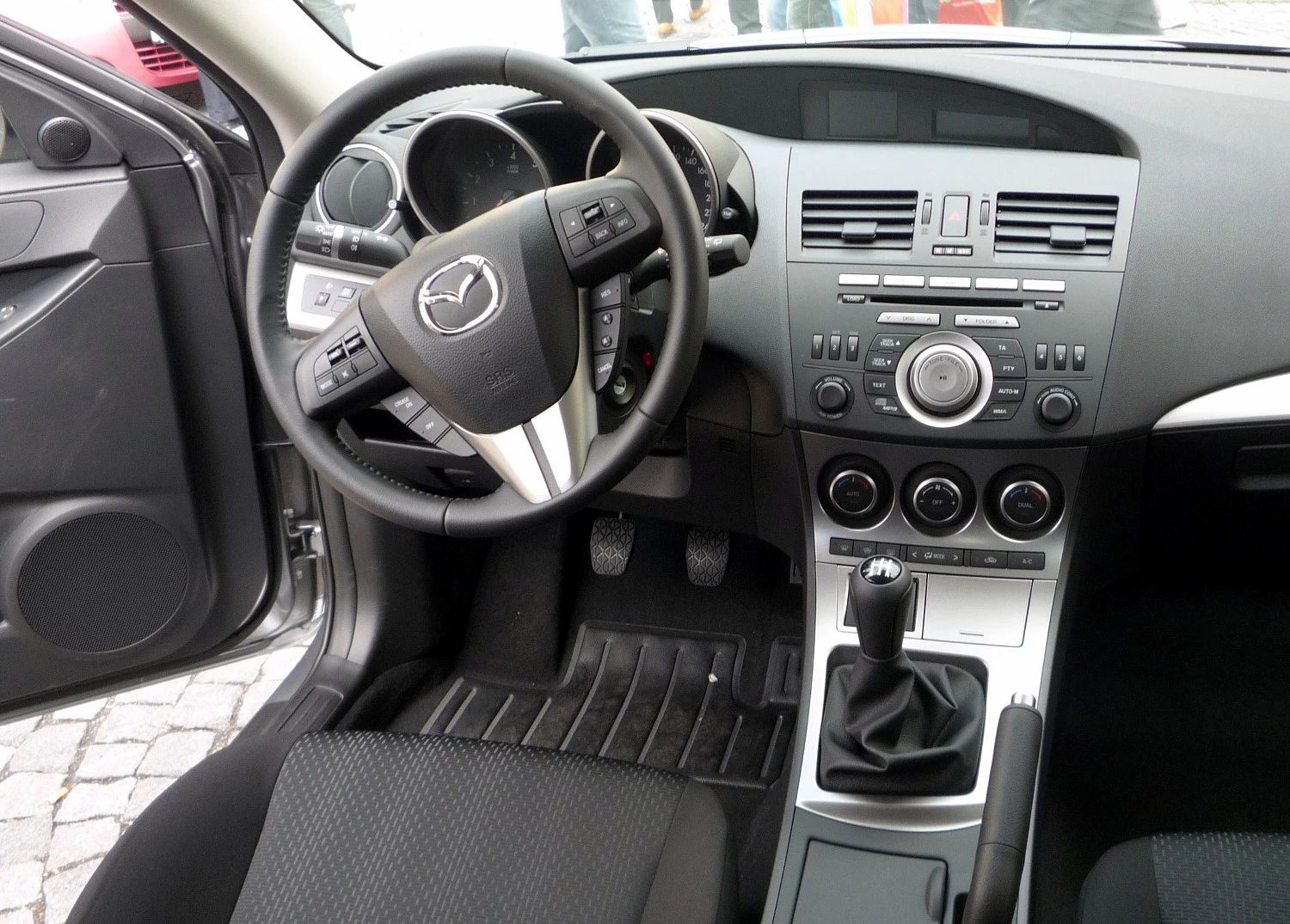 Mazda 3 BL interior autodrivel