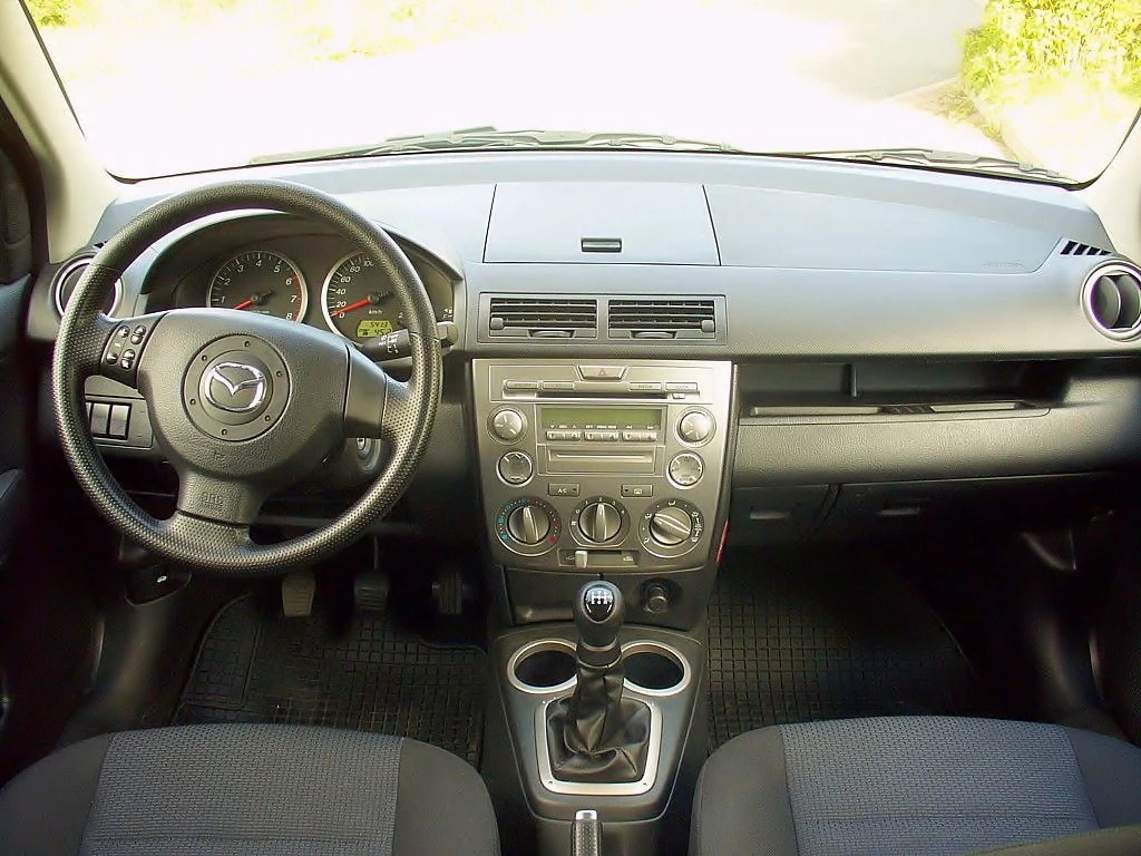 Mazda 2 DY interior autodrivel