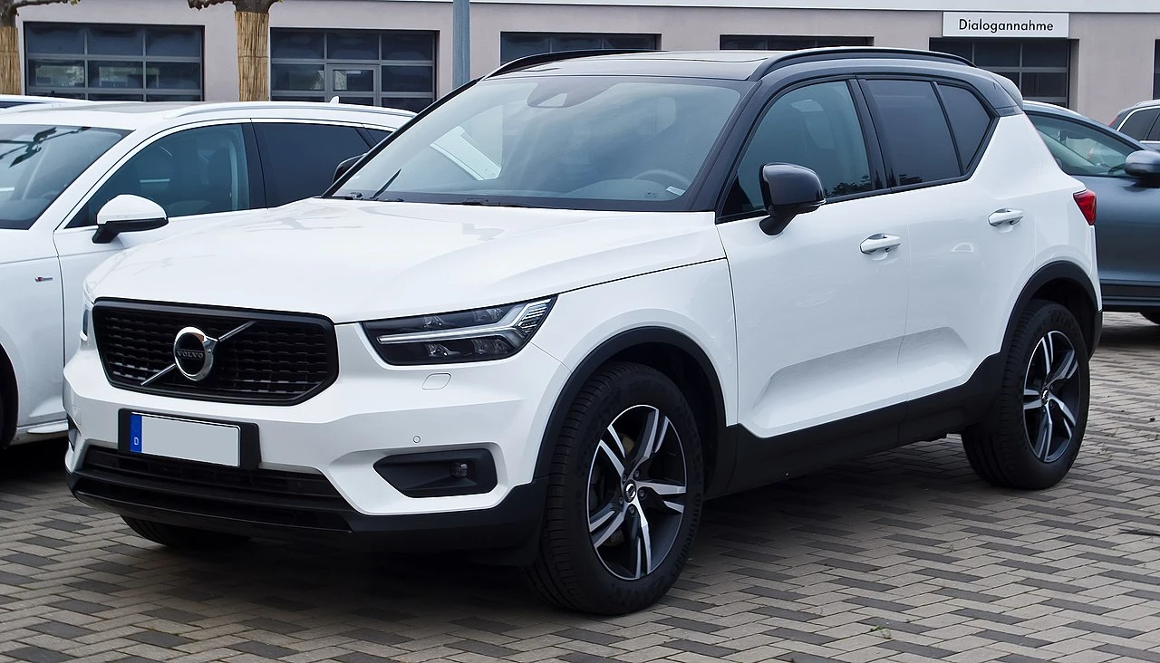 Volvo XC40 front side autodrivel