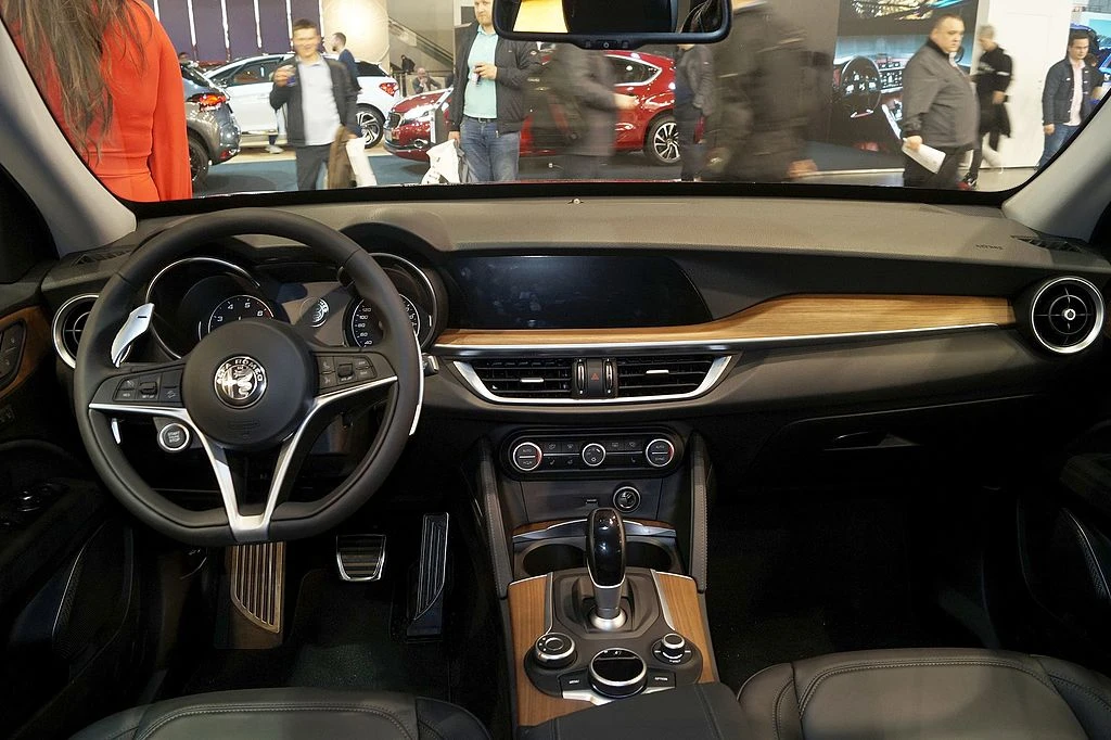 Alfa Romeo Stelvio 949 interior autodrivel