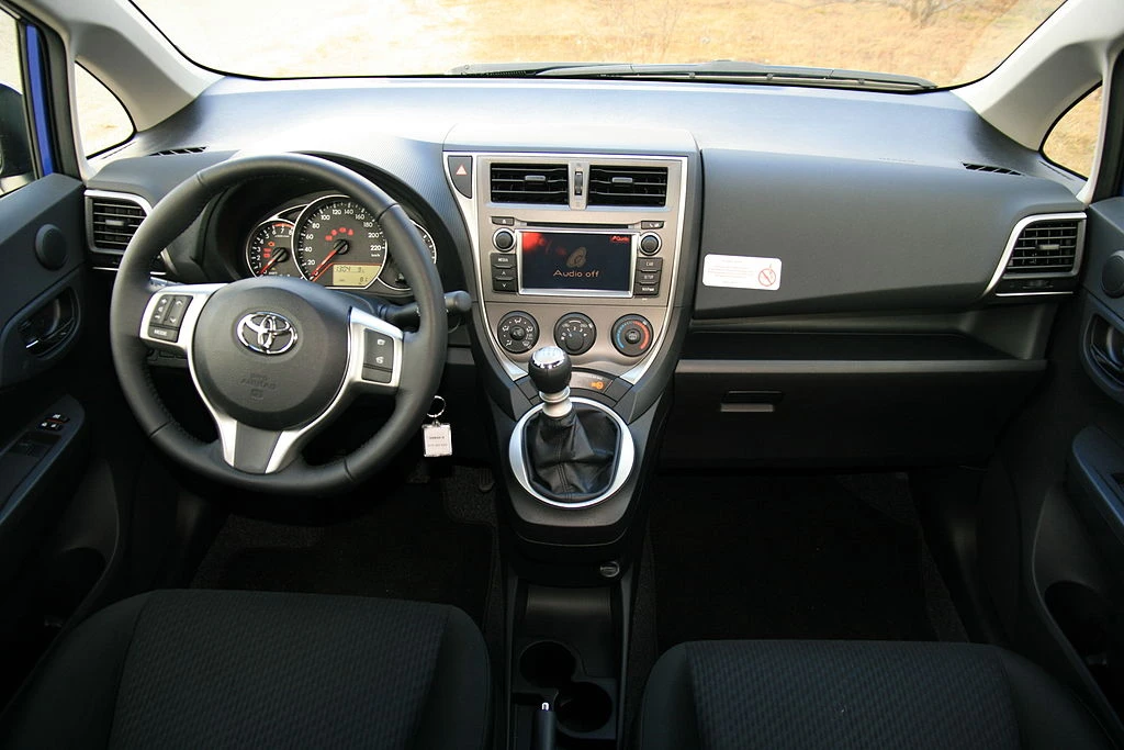 Toyota Verso AR20 interior autodrivel
