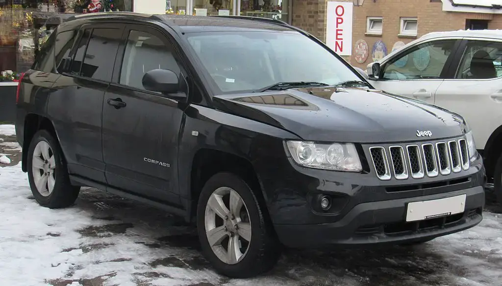 Jeep Compass MK49 facelift front side almostcarreviews
