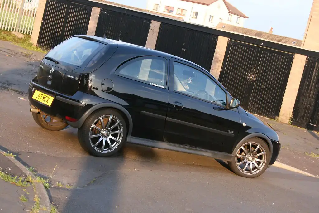 Vauxhall Corsa C rear side aproapemasini