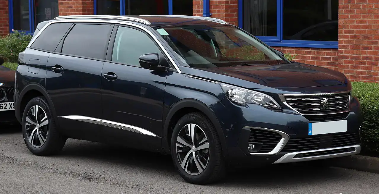 Peugeot 5008 P87 front side almostcarreviews